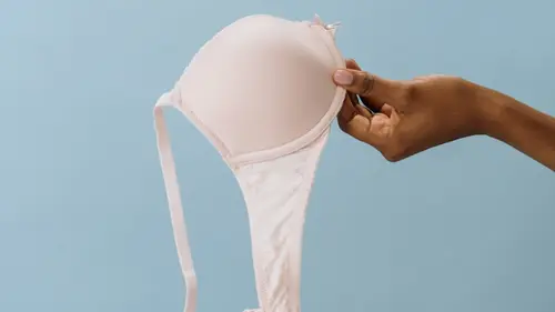 Video Stok Tutup dari wanita melepas bra putihnya. (100% Tanpa
