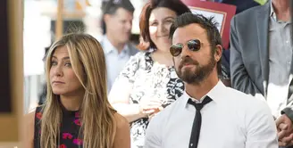 Justin Theroux maasih menyimpan dua buah mobilnya di rumah Jennifer Aniston meski keduanya sudah tak lagi bersama. (VALERIE MACON  AFP)