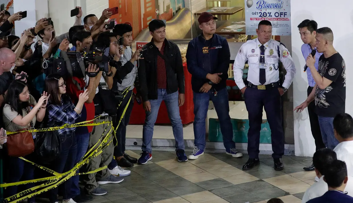 Pelaku penyenderaan Alchie Paray (kanan) berbicara kepada awak media di V-Mall, Manila, Filipina, Senin (2/3/2020). Alchie Paray keluar dari bangunan pada Senin malam bersama para sanderanya yang kemudian diamankan oleh pihak kepolisian. (AP Photo/Aaron Favila)
