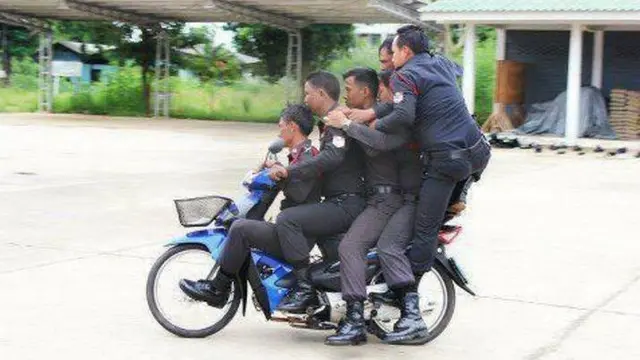6 Potret Orang Boncengan Motor Lebih dari 3, Ekstrem Banget