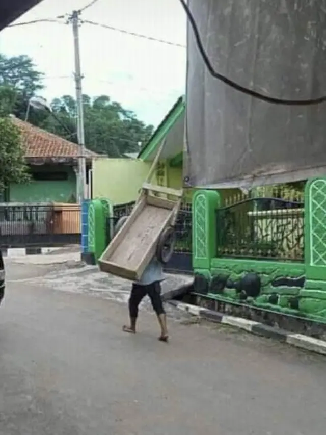 6 Tingkah Kuli Bangunan Angkat Gerobak Dorong Ini Sia-Sia, Persulit Diri Sendiri