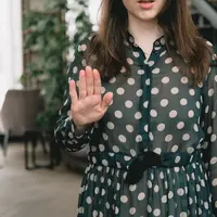 Menolak ajakan nongkrong bukan berarti kamu teman yang buruk. Ketahui cara menyampaikannya dengan sopan tanpa menimbulkan rasa canggung. [Dok/Pexels.com/SHVETS production].