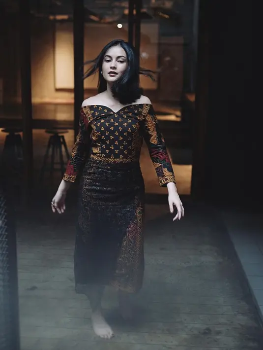 Pesona cantik Clara Bernadeth ditunjukkan dengan menari menggunakan dress batik. Dress ini memadukan potongan sabrina dan sweetheart untuk kesan feminin yang simple. (instagram/clarabernadeth)