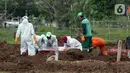 Petugas saat pemakaman pasien Covid-19 di TPU Tegal Alur, Jakarta, Rabu (15/4/2020). Pemprov DKI Jakarta menyediakan dua Tempat Pemakaman Umum yang dijadikan lokasi pemakaman pasien meninggal akibat Covid-19, yakni TPU Pondok Ranggon dan Tegal Alur. (Liputan6.com/Helmi Fithriansyah)