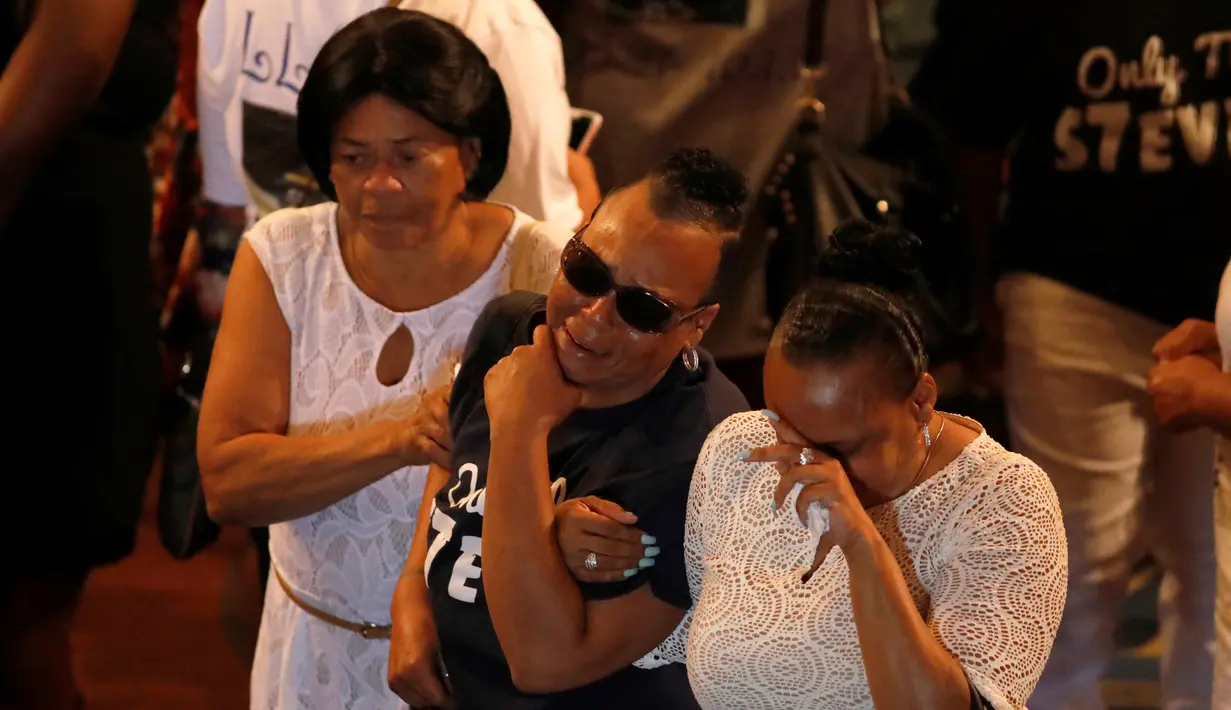 Kerabat menangis saat upacara peringatan untuk Carnell Snell Jr., yang ditembak oleh Polisi Los Angeles, di California, AS, Sabtu (8/10) Polisi mengatakan terpaksa menembak karena Snell hendak menyerang mereka dengan senpi.  (REUTERS / Jonathan Alcorn)