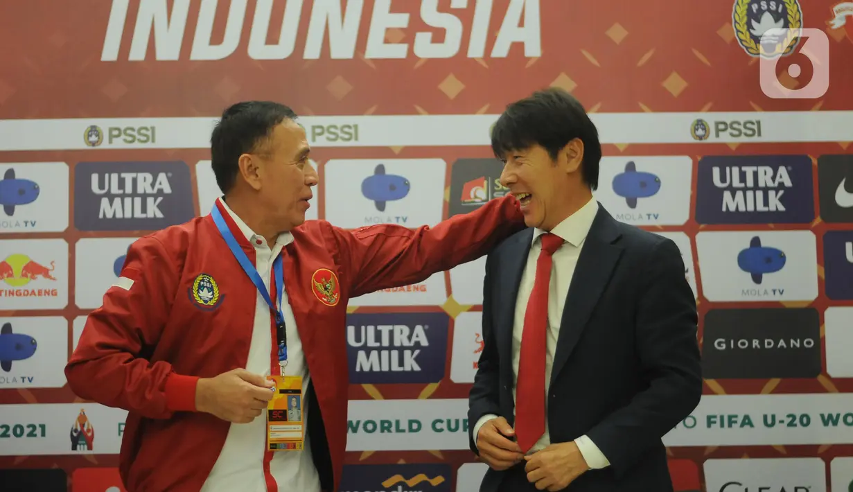 Ketua Umum PSSI, Mochammad Iriawan (kiri) bersama pelatih baru Timnas Indonesia, Shin Tae-Yong saat perkenalan di Ruang VVIP Stadion Pakansari, Kab Bogor, Jawa Barat, Sabtu (28/12/2019). Shin Tae-Yong dikontrak menjadi pelatih Timnas Indonesia selama 4 tahun. (Liputan6.com/Helmi Fithriansyah)