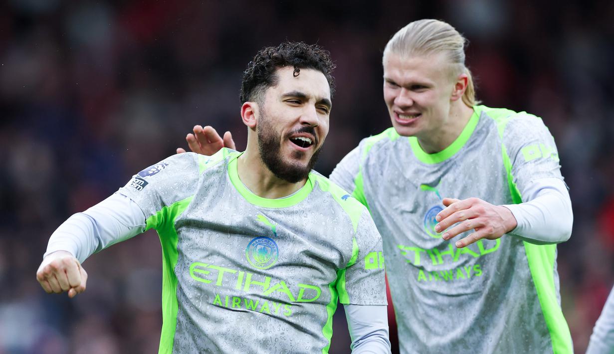Pemain Manchester City, Rayan Cherki, bersama Erling Haaland merayakan gol ke gawang Nottingham Forest pada laga pekan ke-18 Premier League di Stadion The City Ground, Sabtu (27/12/2025). (Barrington Coombs/PA via AP)