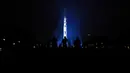 Proyeksi roket NASA, Saturn V, terlihat di Monumen Washington menandai peringatan 50 tahun misi Apollo 11 ke bulan di National Mall, Washington, Selasa (16/7/2019). Tepat 50 tahun lalu, pada 16 Juli 1969, NASA mencatatkan sejarah dengan melakukan peluncuran Apollo 11. (Brendan Smialowski/AFP)