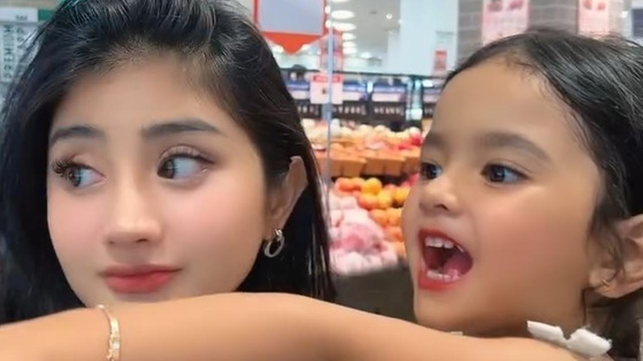 Ghea Youbi mengingatkan semua orang untuk tidak menganggap wajah keponakannya, Agesha Arsyila, sebagai hasil operasi plastik, dengan tegas berkata, "btw tolong dgn sangat anak ku ini (Agesha Arsyila) nanti kl dah gede jgn dibilang muka operasian ya."<br><