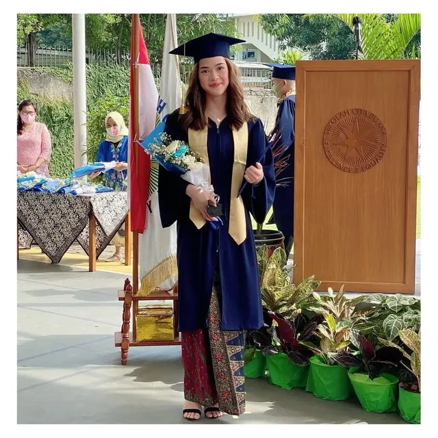 Wisuda Kayra Miendra