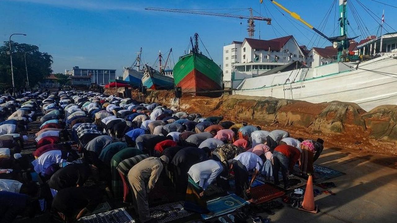 Umat muslim warga yang ditinggal di seputaran pelabuhan melaksanakan salat Idulfitri 1445 Hijriah dengan khidmat di Pelabuhan Sunda kelapa, Jakarta,  Rabu (10/4/2024). Foto: merdeka.com / Arie Basuki