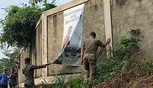 Sejumlah Satpol PP Kota Depok menurunkan spanduk Supian Suri yang terpasang kawasan Cilodong, Depok. (Istimewa)
&nbsp;