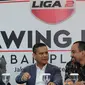 Dirut PT LIB, Berlinton Siahaan memimpin pengundian babak play-off Liga 2 Indonesia di Jakarta, Senin (18/9). Babak play-off Liga 2 Indonesia akan digelar pada 8-17 Oktober 2017 di empat kota. (Liputan6.com/Helmi Fithriansyah)