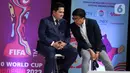 Ketua PSSI sekaligus Menteri BUMN Erick Tohir bersama Direktur SCM Sutanto Hartono dalam jumpa pers di SCTV Tower saat menggelar Jumpa Pers di SCTV Tower, Jakarta, Selasa (28/2/2023). Jumpa pers tersebut terkait Perhelatan Piala Dunia U-20 2023 ini akan disiarkan langsung Emtek Group lewat SCM. Pecinta bola di Indonesia bisa menyaksikan seluruh pertandingan melalui SCTV, INDOSIAR, VIDIO, MOJI, Mentari TV, Nex Parabola, dan Champions TV. (Liputan6.com/Johan Tallo)