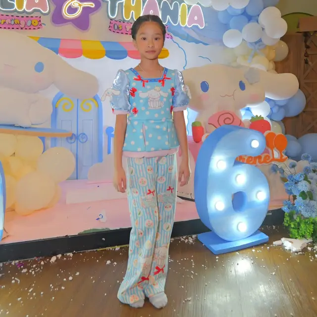 Gaya Kompak Sarwendah dan Ruben Onsu Rayakan Ulang Tahun Kedua Putrinya dengan Busana Custom