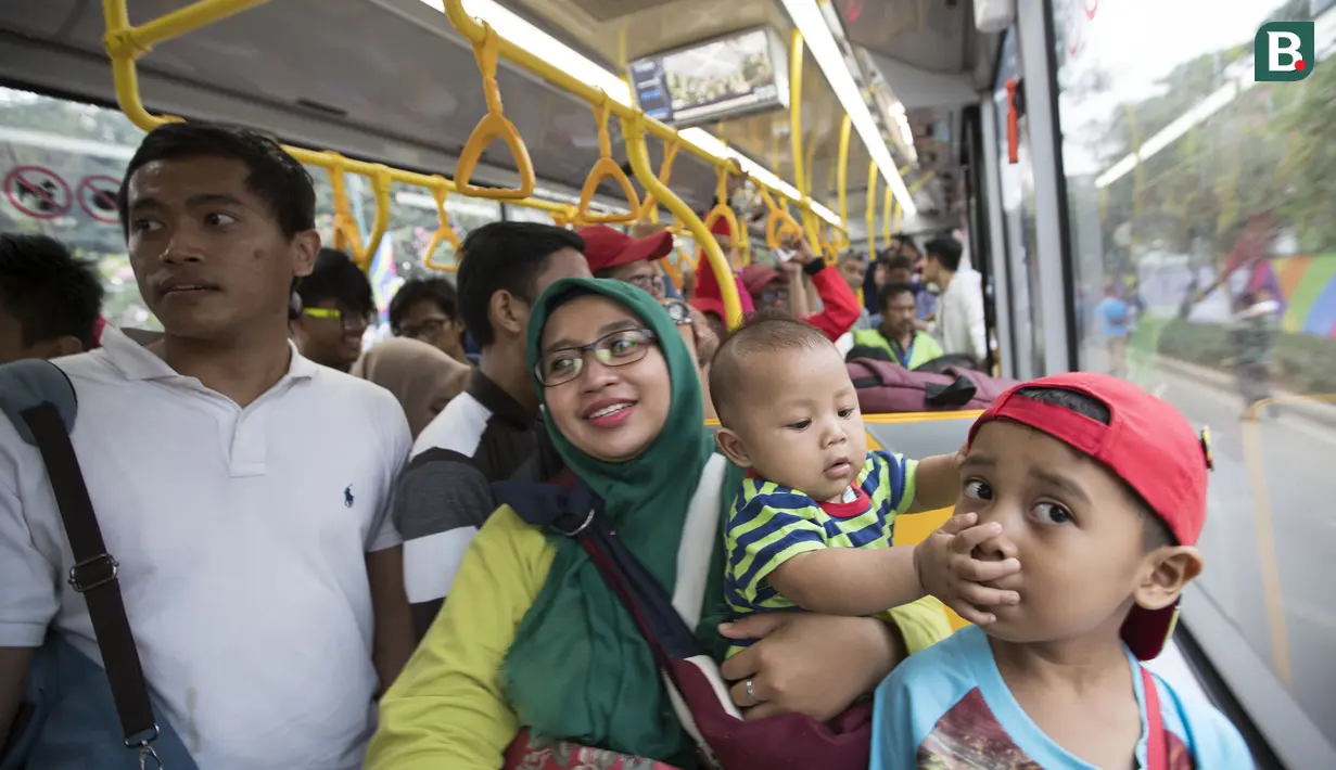 Shuttle bus memudahkan perjalanan di area Festival Asian Games 2018 pada hari Sabtu (1/9/2018) di kawasan Gelora Bung Karno, Senayan Jakarta. (Bola.com/Peksi Cahyo)