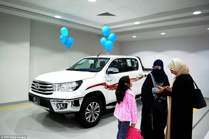 Para wanita Saudi beramai-ramai menyerbu Le Mall, Jeddah, Arab Saudi untuk menyaksikan langsung pameran mobil khusus wanita. Ini merupakan kali pertamanya pameran khusus wanita digelar di kerajaan konservatif tersebut. (AFP)