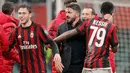 Pelatih AC Milan, Gennaro Gattuso bersama Franck Kessie dan Davide Calabria merayakan kemenangan atas Inter Milan pada laga perempat final Coppa Italia di San Siro, Kamis (28/12). AC Milan sukses melaju ke semifinal usai menang 1-0. (AP/Antonio Calanni)
