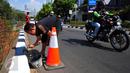 Pekerja ketika mengecat trotoar Jalan HR Rasuna Said, Jakarta, Kamis (30/7/2015). Menyambut Hari Kemerdekaan, Pemprov DKI Jakarta akan mempercantik wajah Ibukota. (Liputan6.com/Yoppy Renato)
