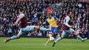<p>Pemain Southampton Stuart Armstrong (tengah) menendang bola yang diblok pemain Burnley pada pertandingan Liga Inggris di Turf Moor, Burnley, Inggris, 21 April 2022. Burnley menang 2-0. (Oli SCARFF/AFP)</p>
