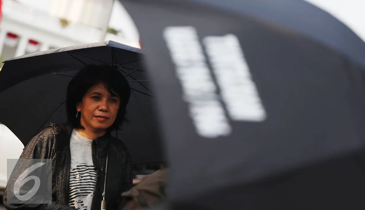   Istri aktivis Munir, Suciwati, bersama Jaringan Solidaritas Korban untuk Keadilan menggelar aksi Kamisan di depan Istana Merdeka, Jakarta, Kamis (8/9). (Liputan6.com/Immanuel Antonius)