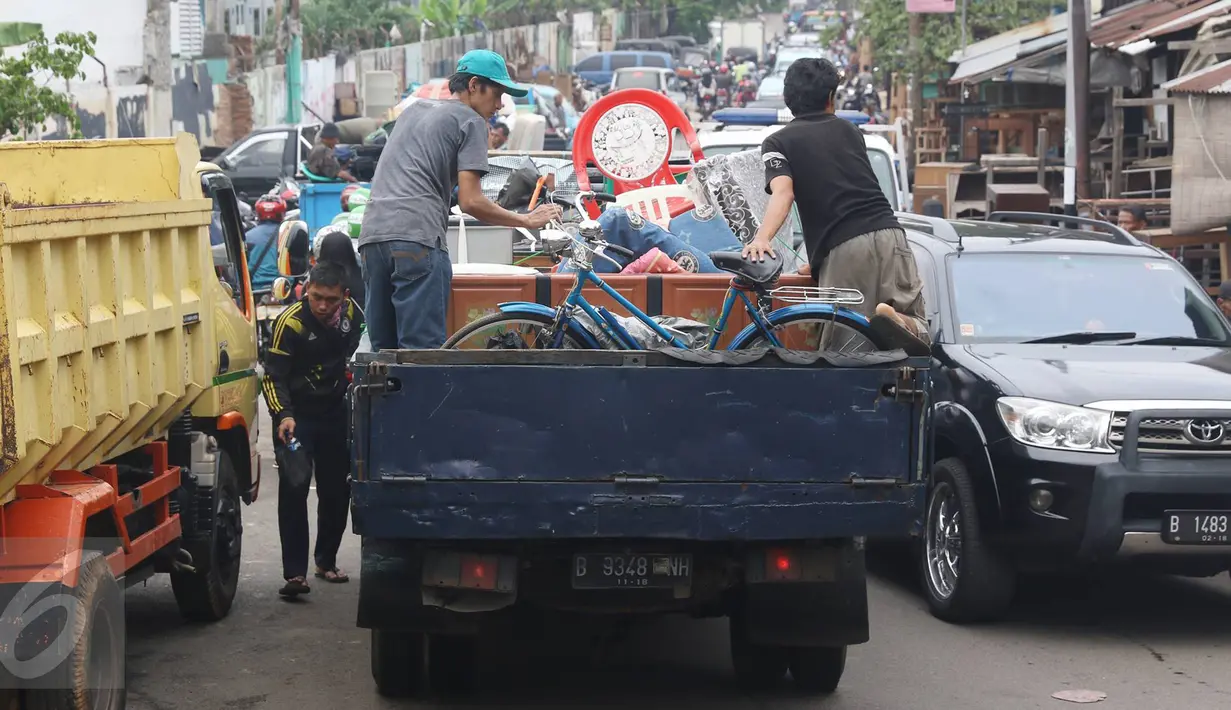 Mobil bak terbuka mengangkut perabotan milik warga di kawasan Bukit Duri, Jakarta, Kamis (8/9). Jelang penertiban, warga di kawasan itu berinisiatif mengemas barang untuk pindah ke Rusun Rawa Bebek pascaterbitnya SP II. (Liputan6.com/Immanuel Antonius)