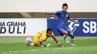 Pemain PSIS Semarang, Hari Nur Yulianto (kanan) berusaha mencetak gol dibayangi kiper Persikabo 1973, Tedi Heri Setiawan dalam laga pekan ke-12 BRI Liga 1 2021/2022 di Stadion Manahan, Solo, Kamis (18/11/2021). (Bola.com/Bagaskara Lazuardi)