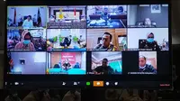Gubernur Banten Wahidin Halim menggelar rapat online dengan wali kota dan bupati Tangerang terkait PSBB. (Pramita/Liputan6.com)