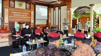 Kepala Desa Sukojati Banyuwangi Untung Suripno melakukan paparan smartkampung di hadapan rombongan BKN yang melakukan kunjungan kerja di Desa Sukojati (Istimewa)