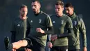 Bek Juventus, Giorgio Chiellini, tampak serius saat sesi latihan jelang laga Liga Champions di kompleks training center Juventus, Selasa (21/11/2017). Juventus akan berhadapan dengan Barcelona. (AFP/Marco Bertorello)