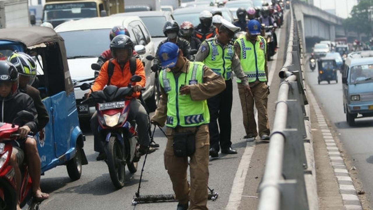 Relawan Saber sapu bersih ranjau paku di kawasan Roxy