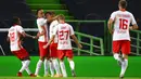 Pemain RB Leipzig, Dani Olmo (tengah) berselebrasi usai mencetak gol ke gawang Atletico Madrid pada perempat final Liga Champions di stadion Jose Alvalade di Lisbon, Portugal, Kamis, (13/8/2020). RB Leipzig menang tipis 2-1 dan melaju ke semifinal. (Lluis Gene/Pool Photo via AP)