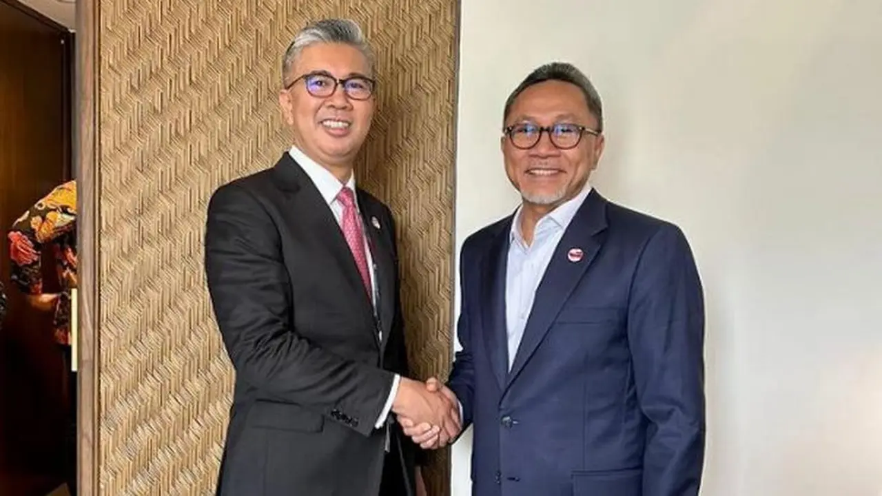 Menteri Perdagangan Zulkifli Hasan bertemu Menteri Investasi, Perdagangan, dan Industri Malaysia YB Senator Tangku Datuk Seri Utama Zafrul Bin Tengku Abdul Aziz di Labuan Bajo, Manggarai Barat, NTT pada Rabu (10/5/2023). (Dok Kemendag)