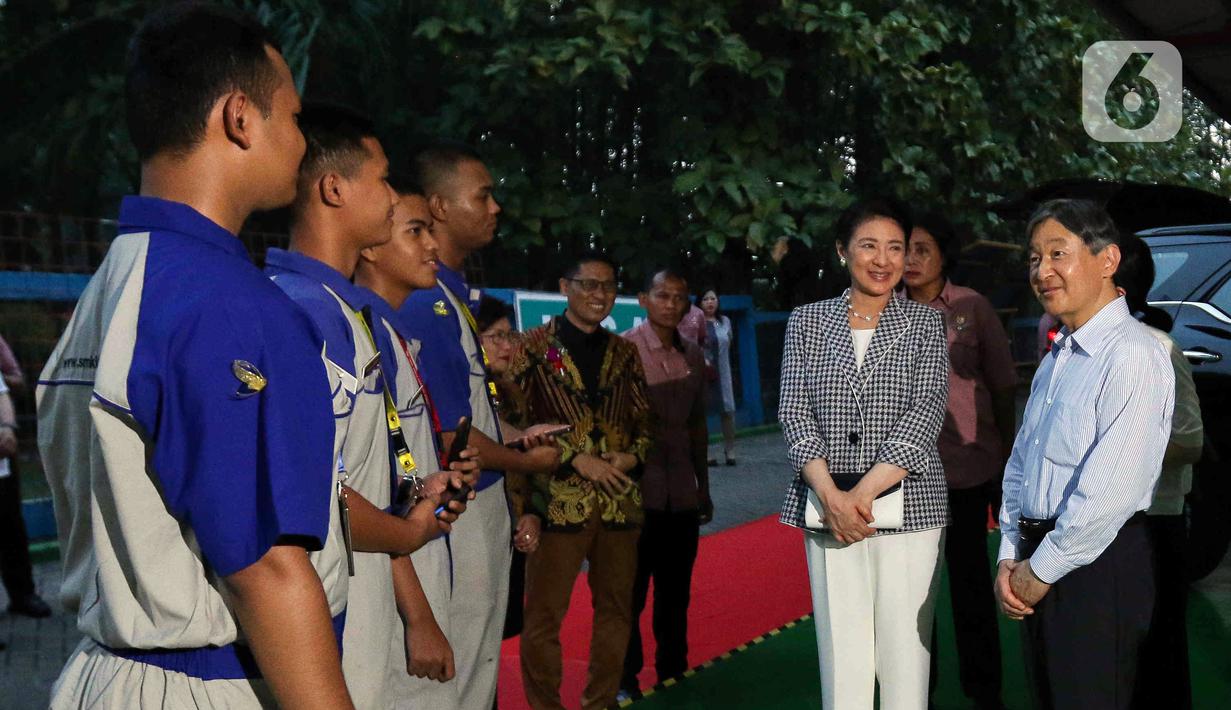 Kaisar Jepang Naruhito (kanan) menyapa siswa saat mengunjungi SMK Mitra Industri M2100. (Liputan6.com/Herman Zakharia)