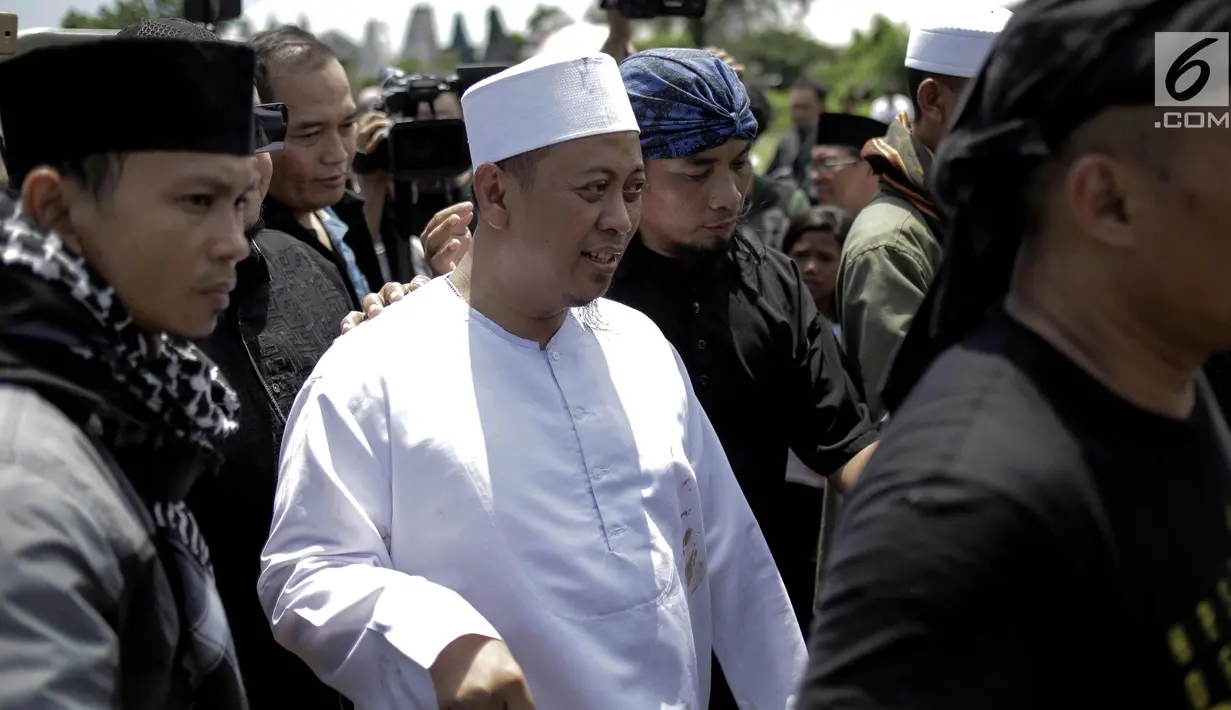 Penyanyi religi Opick bersiap memakamkan almarhum istrinya Wulan Mayasari di TPU Semper, Jakarta, Senin (19/3). Selama proses pemakaman ini, Opick didampingi oleh para santri dan kerabat dari perkumpulan komunitas bela diri. (Liputan6.com/Faizal Fanani)