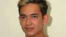 Aktor tampan Adipati Dolken terlihat percaya diri dengan penampilan rambut barunya itu saat saat ditemui di kawasan Kebon Jeruk, Jakarta, Rabu (6/5/2015). (Liputan6.com/Faisal R Syam)