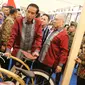 Presiden Joko Widodo dan Mendag Enggartiasto Lukita melihat pameran Trade Expo 2017 di ICE BSD, Tangerang Selatan, Rabu (11/10). Pameran Trade Expo Indonesia (TEI) ke-32 tersebut  berlangsung dari 11-15 Oktober 2017. (Liputan6.com/Angga Yuniar)