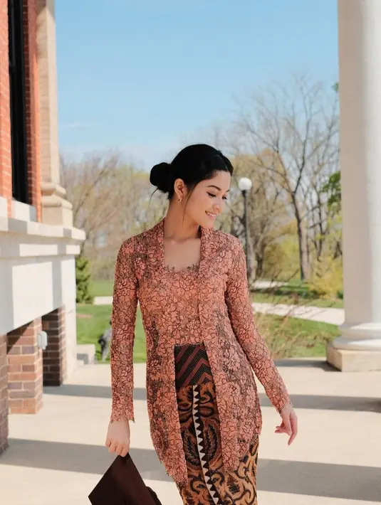 Waktu berjalan begitu cepat membuat Yoriko tidak menyangka kini sudah lulus universitas. [instagram/yorikoangln_]