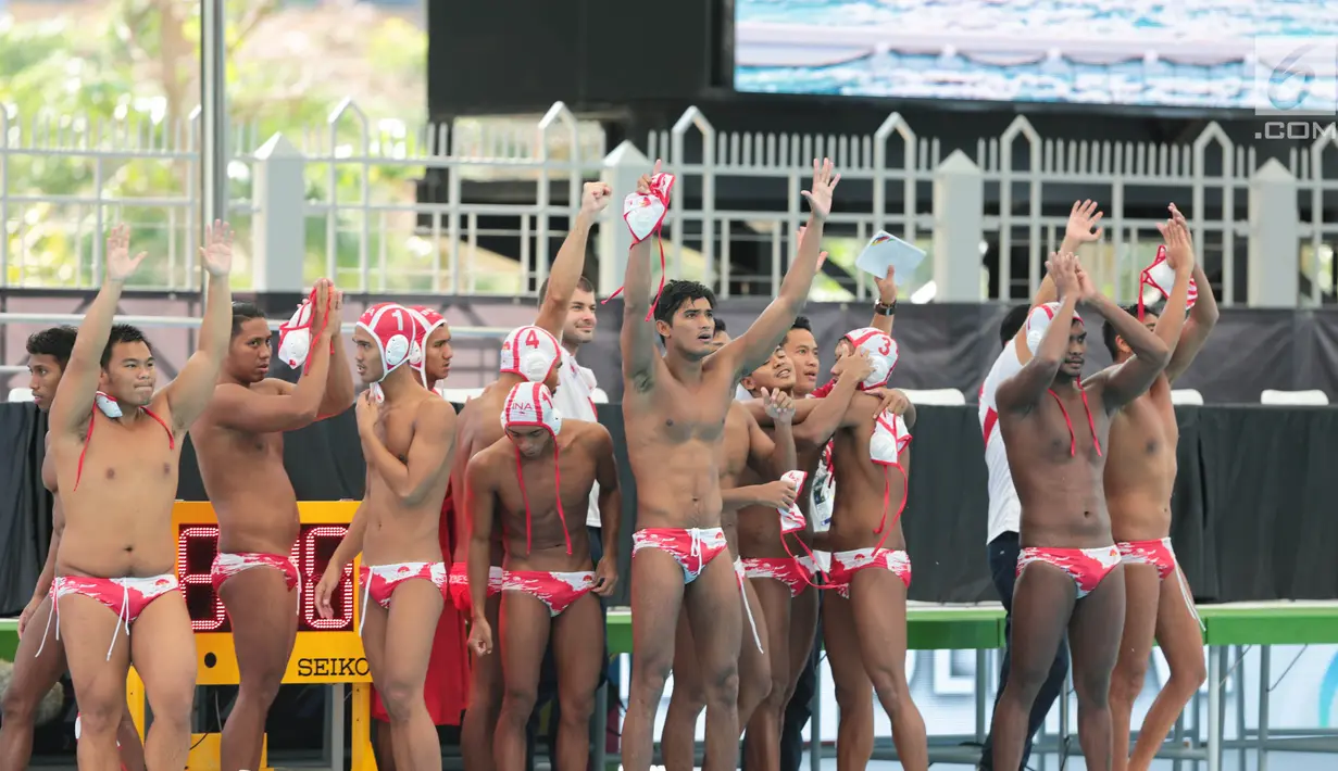 Atlet polo air putra Indonesia berselebrasi usai pertandingan cabang polo air putra SEA Games 2017 melawan Filipina di National Aquatic Centre, Kuala Lumpur, Minggu (20/8). Tim Merah Putih menang dengan skor 12-5 atas Filipina (Liputan6.com/Faizal Fanani)