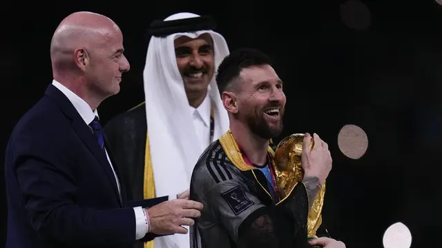 Foto: Syukron Qatar, Messi Sah Angkat Trofi Piala Dunia