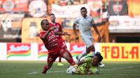 Pemain sayap Persija Jakarta, Riko Simanjuntak, berusaha mengecoh kiper PSS Sleman dalam laga pekan keenam Shopee Liga 1 2019 di Stadion Patriot Candrabhaga, Bekasi, Rabu (3/7/2019). (Bola.com/Yoppy Renato)