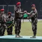 Mayjen Madsuni melakukan salam komando dengan Danjen Kopassus Mayjen Eko Margiyono saat Upacara Penyerahan Satuan di Lapangan Mako Kopassus, Jakarta, Jumat (23/3). Jabatan Danjen Kopassus diserahterimakan ke Eko Margiyono. (Liputan6.com/Faizal Fanani)