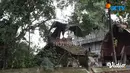 Dilansir dari kanal YouTube SCTV, tampak kondisi rumah mendiang Ki Joko Bodo sekitar 2 bulan lalu. Kediamannya itu terlihat cukup lengang dan kosong. Bangunan itu minim tanah dan semen, hanya dipenuhi dengan batu-batu alam yang konon berasal dari Gunung Merapi. (Liputan6.com/YouTube/SCTV)