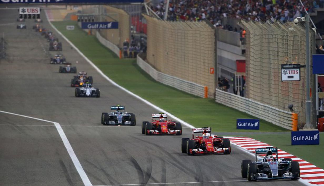 Lewis Hamilton memimpin lomba sejak start. (photo by AFP/MARWAN NAAMANI)