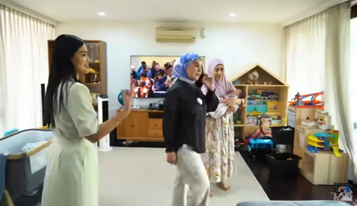 <p>Kamar utama dan kamar anak terletak di lantai dua. [Youtube/Titi dan Tian]</p>