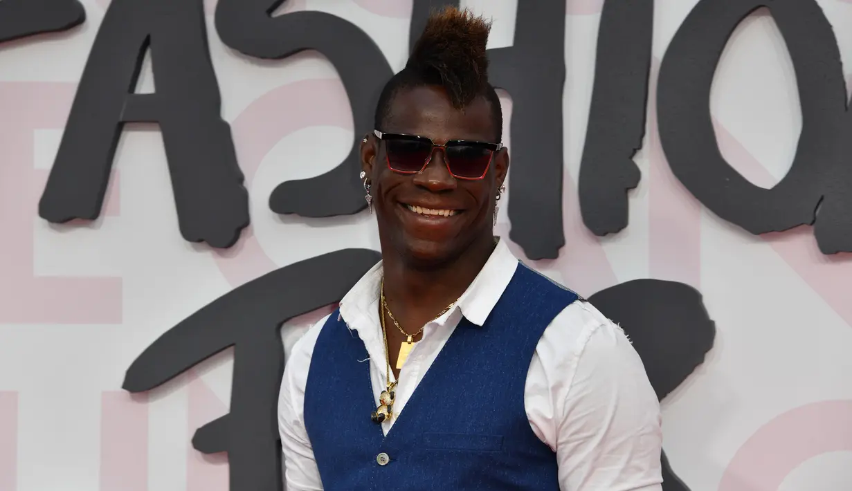 Gaya Mario Balotelli saat menghadiri acara Fashion For Relief Cannes di sela-sela Festival Film Cannes edisi ke-71 di Cannes Mandelieu Aeroport, Prancis selatan pada 13 Mei 2018. Super Mario berjanji akan tampil sebaik mungkin demi membawa Brescia bertahan di Serie A. (AFP Photo/Yann Coatsaliou)