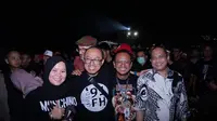 Ketua Komisi VI DPR RI, Marwan Jafar (kanan) saat menyaksikan JogjaROCKarta Festival 2020 bersama Anas Syahrul Alimi (kedua dari kanan), Founder JogjaROCKarta, di Stadion Kridosono, Yogyakarta, Minggu (1/3). (Istimewa0