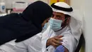 Seorang warga menjalani penyuntikan vaksin Covid-19 di pusat vaksinasi yang diawasi Kementerian Kesehatan Arab Saudi di Riyadh, Arab Saudi (17/12/2020). Arab Saudi merupakan salah satu negara pertama yang mengumumkan rencana implementasi program vaksinasi COVID-19 nasional.  (AFP/Fayez Nureldine)