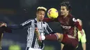 Pemain West Bromwich Albion, Callum Robinson, berebut bola dengan pemain Leeds United, Pascal Struijk, pada laga Liga Inggris di Stadion Hawthorns, Selasa (29/12/2020). Leeds menang dengan skor 5-0. (Dave Rogers/Pool via AP)