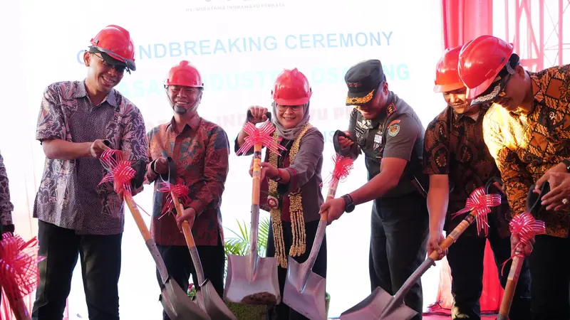 Bupati incumbent yang akan maju lagi di Pilbup Indramayu, Nina Agustina saat groundbreaking atau peletakan batu pertama di Kawasan Peruntukan Industri Losarang, yang bertepatan dengan HUT ke-79 RI (Istimewa)